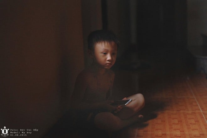 Khi dần dần lệ thuộc vào chiếc smartphone, đứa bé trở nên kém nhanh nhẹn, hoạt bát. Nó dần lùi vào bóng tối với chiếc điện thoại thông minh trong tay.